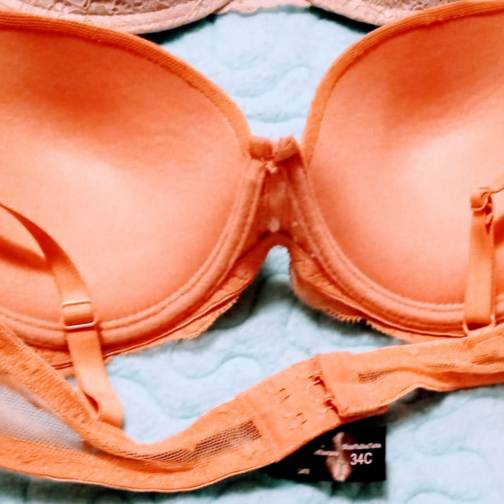 2 Bras - Picture 7 of 11